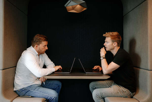 Twee mensen die een zakelijke bijeenkomst hebben